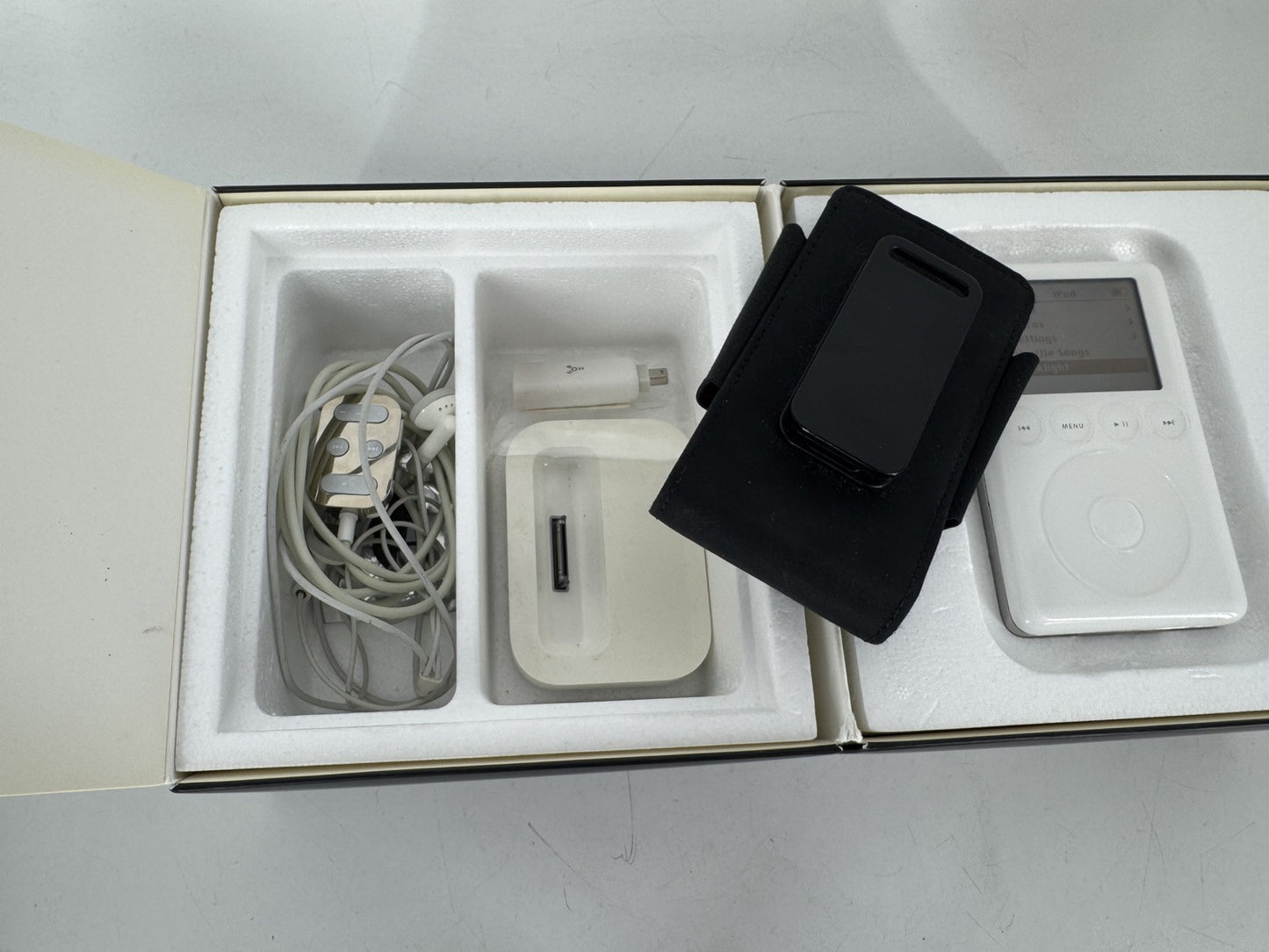 Apple iPod 40Gb M9245LL/A Original Box Dock, Carrying Case’s, AC Charger,Bundled